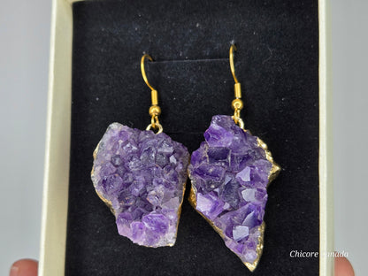 Boucles d'oreilles tendance en grappe d'améthyste d'Asimetrik - Un accessoire frappant et élégant
