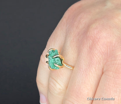Sculpted by Nature – Elegant Raw Malachite Ring with Adjustable Band