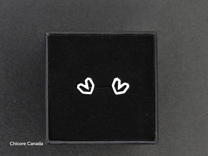 Boucles d'oreilles à tige en argent sterling givré en forme de cœur de style vintage romantique dans un design délicat