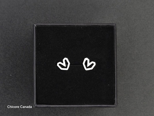 Boucles d'oreilles à tige en argent sterling givré en forme de cœur de style vintage romantique dans un design délicat
