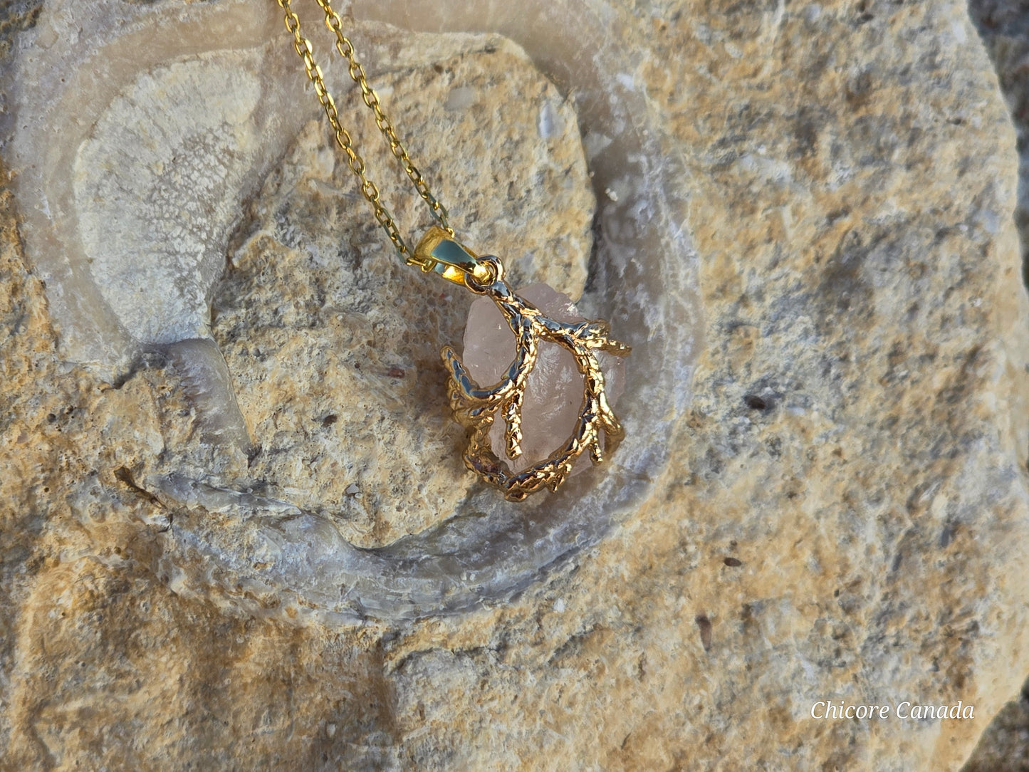 Collier pendentif luxueux en quartz rose fait à la main dans un design élégant et raffiné