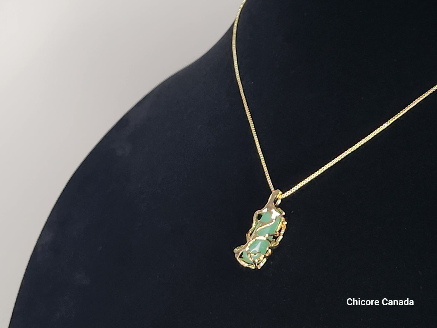 Pendentif en jade naturel fait main élégant avec collier réglable – Sophistication intemporelle