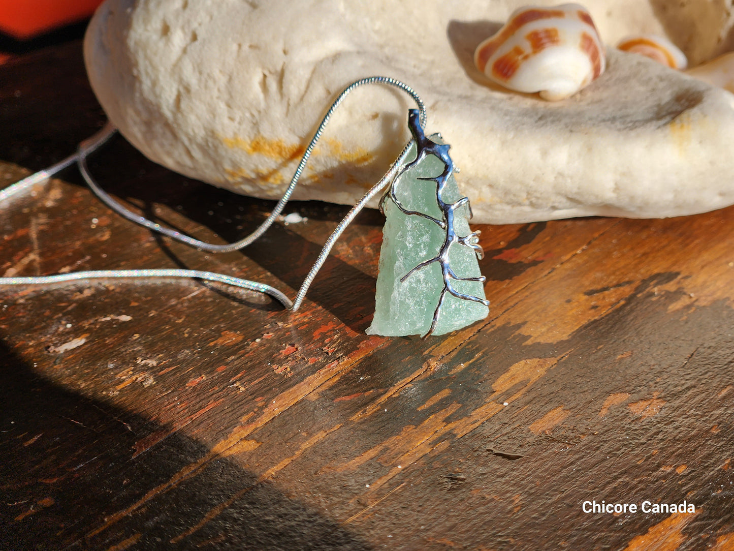 Collier pendentif en fluorite verte naturelle brute, fabriqué à la main et sophistiqué – Design artisanal exquis
