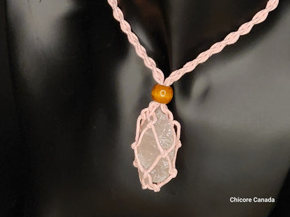 Collier cage en quartz rose brut fait main avec corde réglable