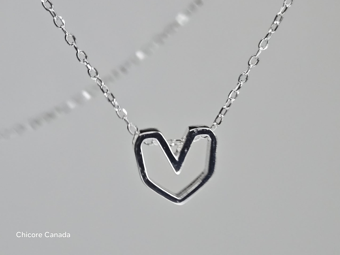 Pendentif exquis en forme de cœur en argent avec chaîne réglable – une touche délicate de sophistication