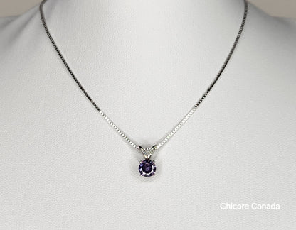 Collier luxueux avec pendentif en oxyde de zirconium violet et chaîne réglable