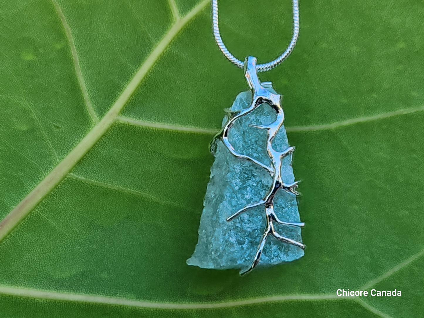 Collier pendentif en fluorite verte naturelle brute, fabriqué à la main et sophistiqué – Design artisanal exquis