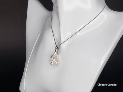 Pendentif en pierre de quartz rose naturelle délicate fait à la main – Design élégant et intemporel