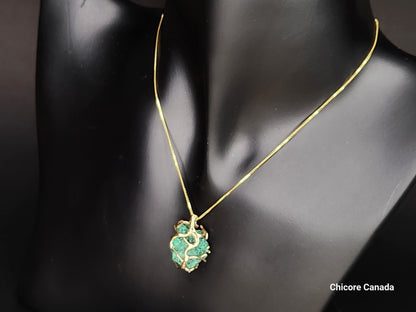 Un élégant collier pendentif en malachite verte brute avec chaîne réglable - Adoptez la transformation et l'équilibre