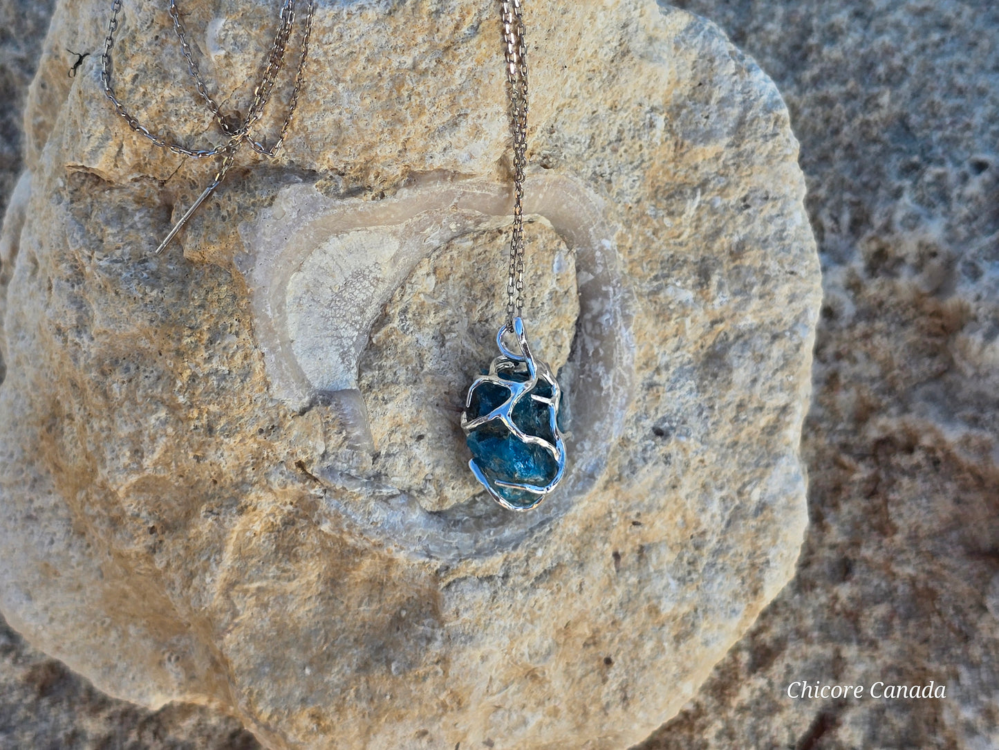 Pendentif en apatite bleue avec collier ajustable : croissance personnelle et expression de soi