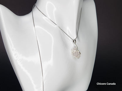 Pendentif en pierre de quartz rose naturelle délicate fait à la main – Design élégant et intemporel