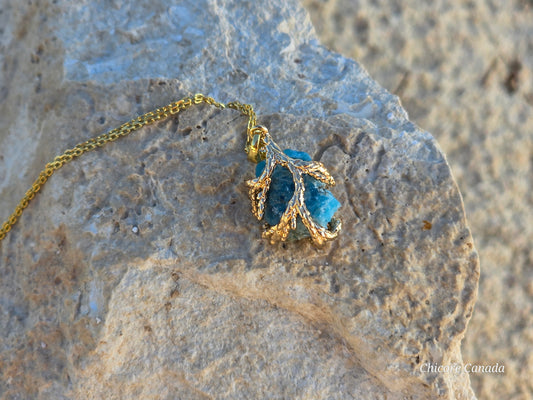 Collier pendentif en apatite bleue brute fait main élégant au design délicat