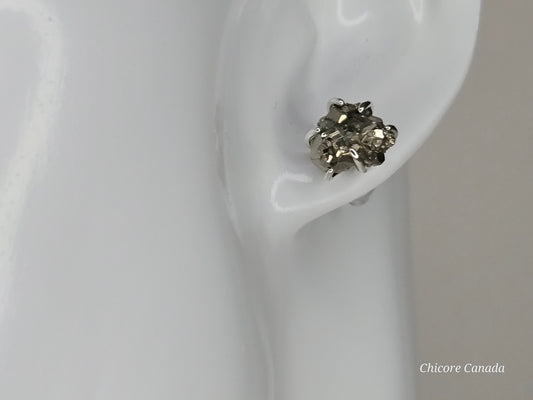 Boucles d'oreilles à tige en argent sterling 925 avec pyrite brute faites à la main dans une teinte luxueuse
