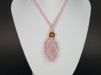 Collier cage en quartz rose brut fait main avec corde réglable