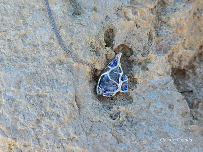Magnifique collier avec pendentif en lapis-lazuli : un ajout unique à votre collection de bijoux