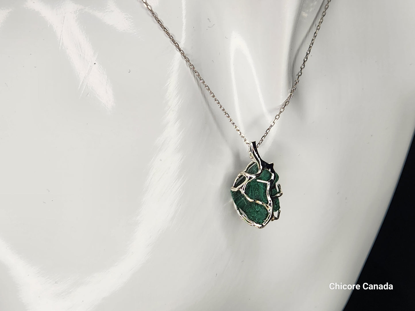 Collier élégant avec pendentif en malachite brute fait à la main et chaîne réglable