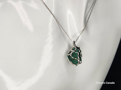 Collier élégant avec pendentif en malachite brute fait à la main et chaîne réglable