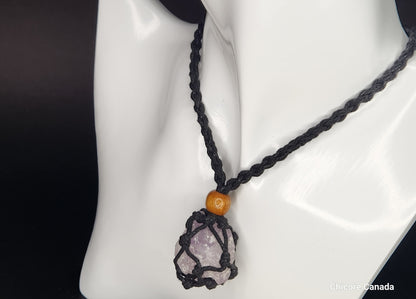 Pendentif en améthyste brute fait à la main dans une cage naturelle avec longueur de collier réglable