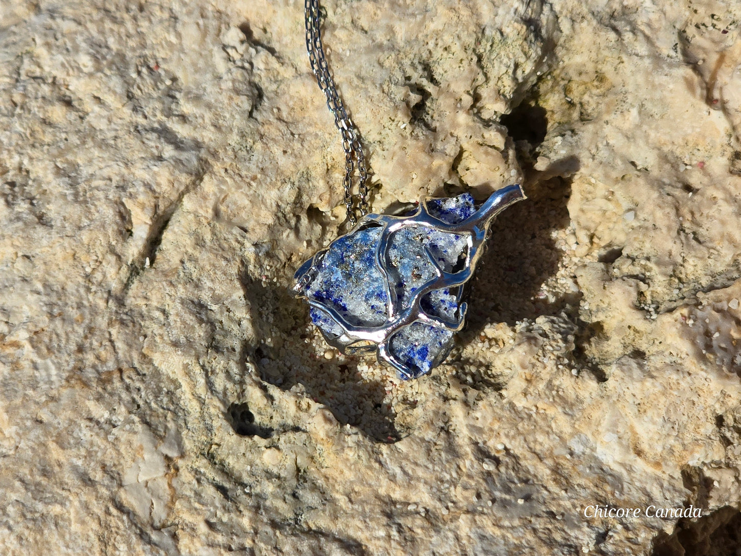 Magnifique collier avec pendentif en lapis-lazuli : un ajout unique à votre collection de bijoux