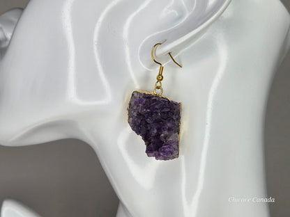 Boucles d'oreilles tendance en grappe d'améthyste d'Asimetrik - Un accessoire frappant et élégant