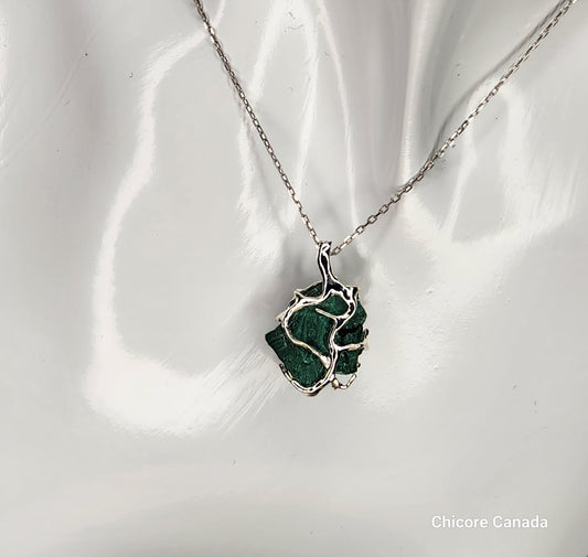 Collier élégant avec pendentif en malachite brute fait à la main et chaîne réglable